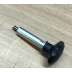 Festebolt m/handmutter for  feste snik trommel til fiskehjulet.