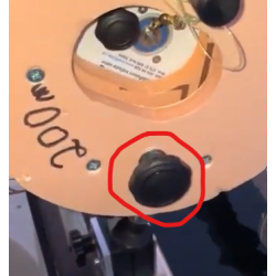 Festebolt m/handmutter for  feste snik trommel til fiskehjulet.