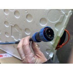 Ledning med hann kontakt som er p inngangen til Olsenblokk