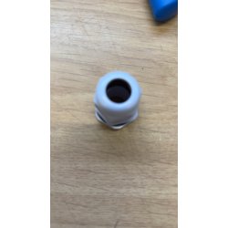 Kabel gjennomf�ring for 2,5  kvadrat kabel. Laget av plast.